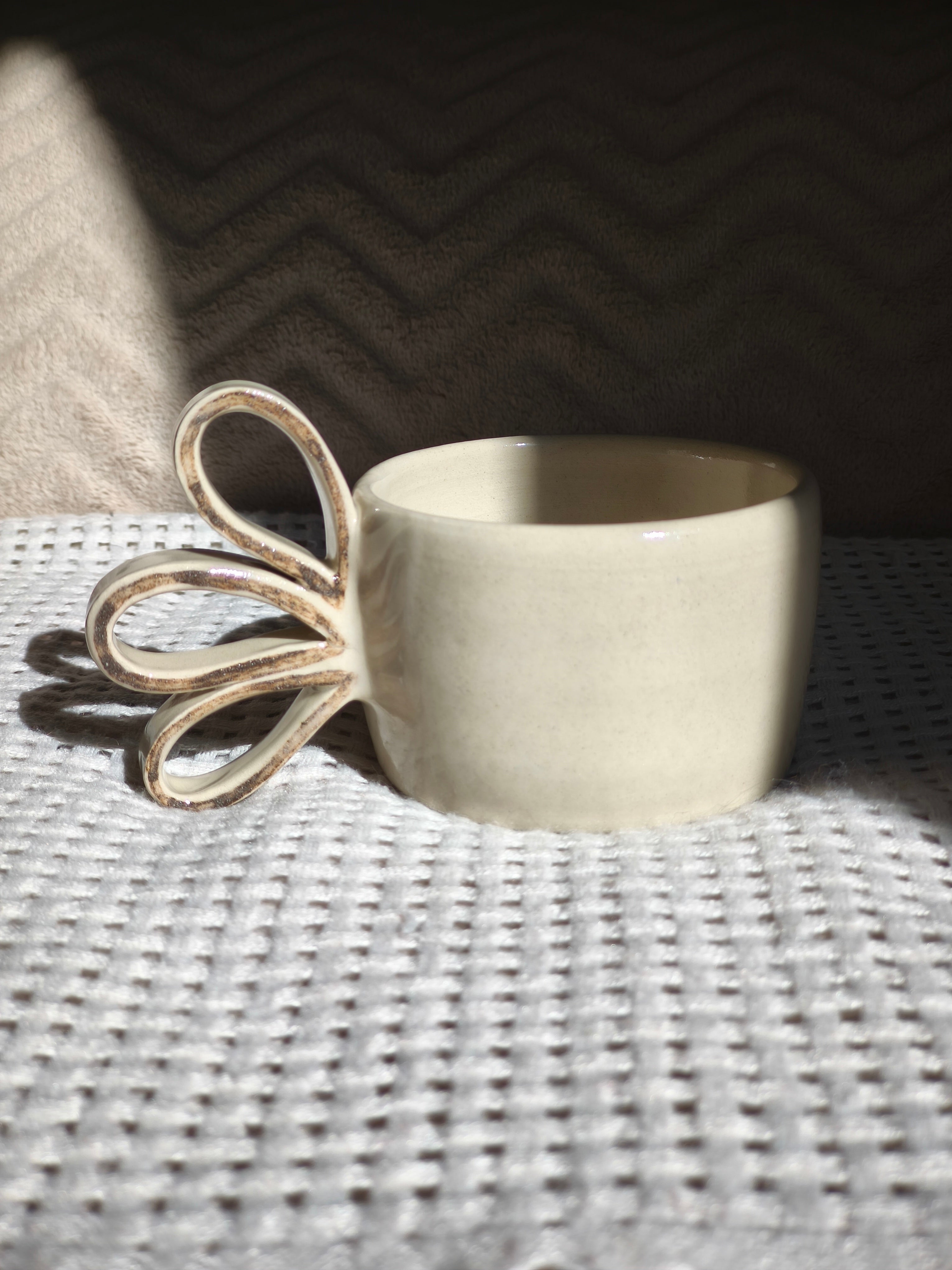 Tasse avec anse trois pétales