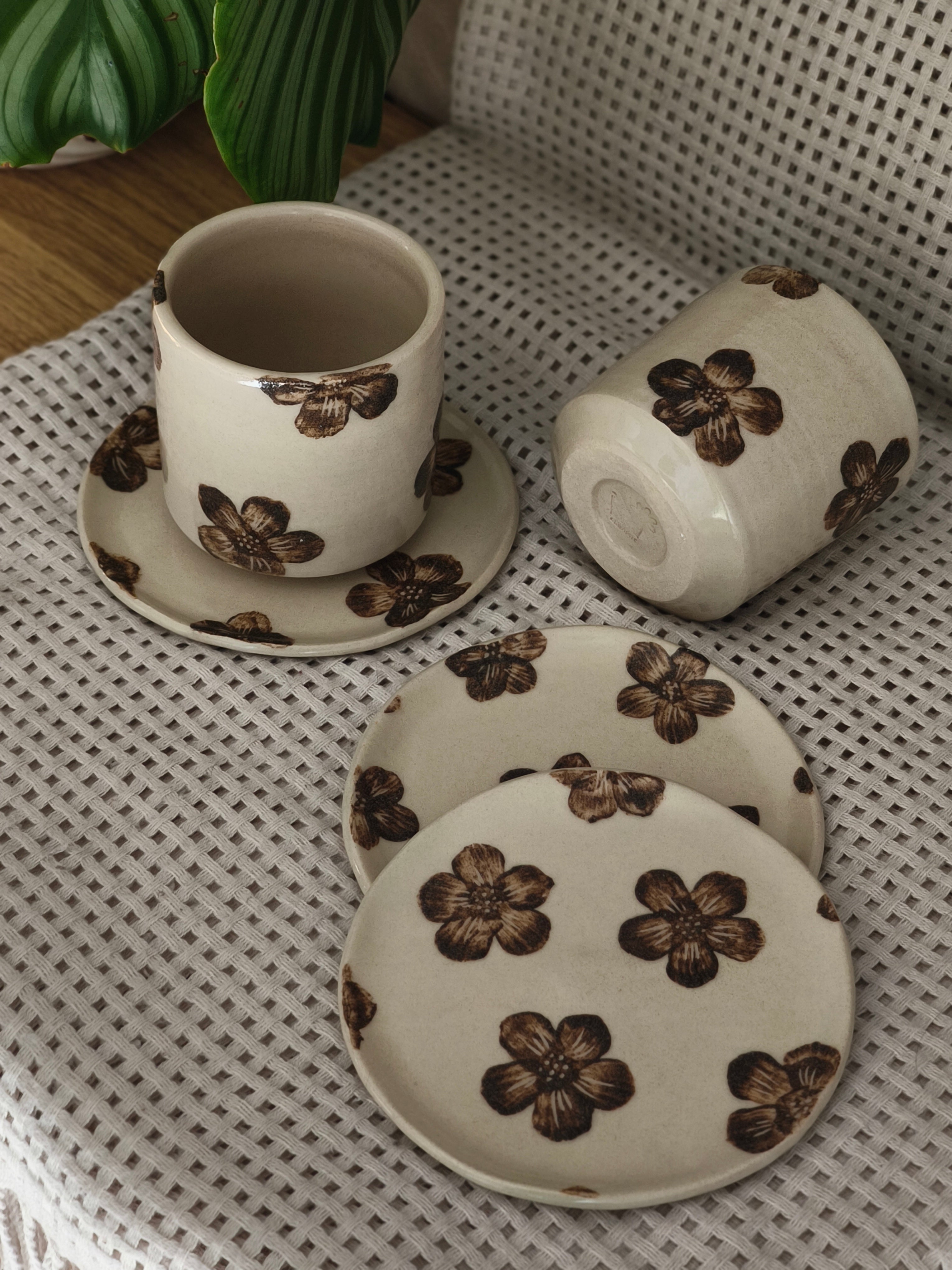 Petite assiette fleurs légèrement incurvée