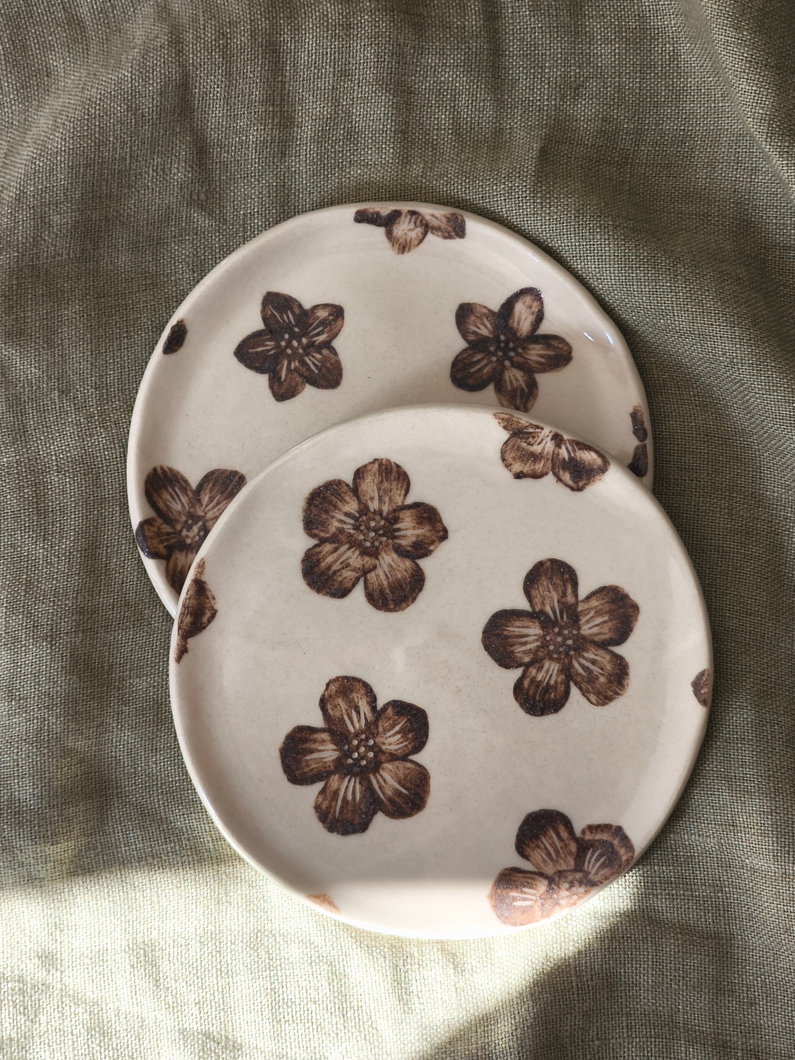 Petite assiette fleurs légèrement incurvée