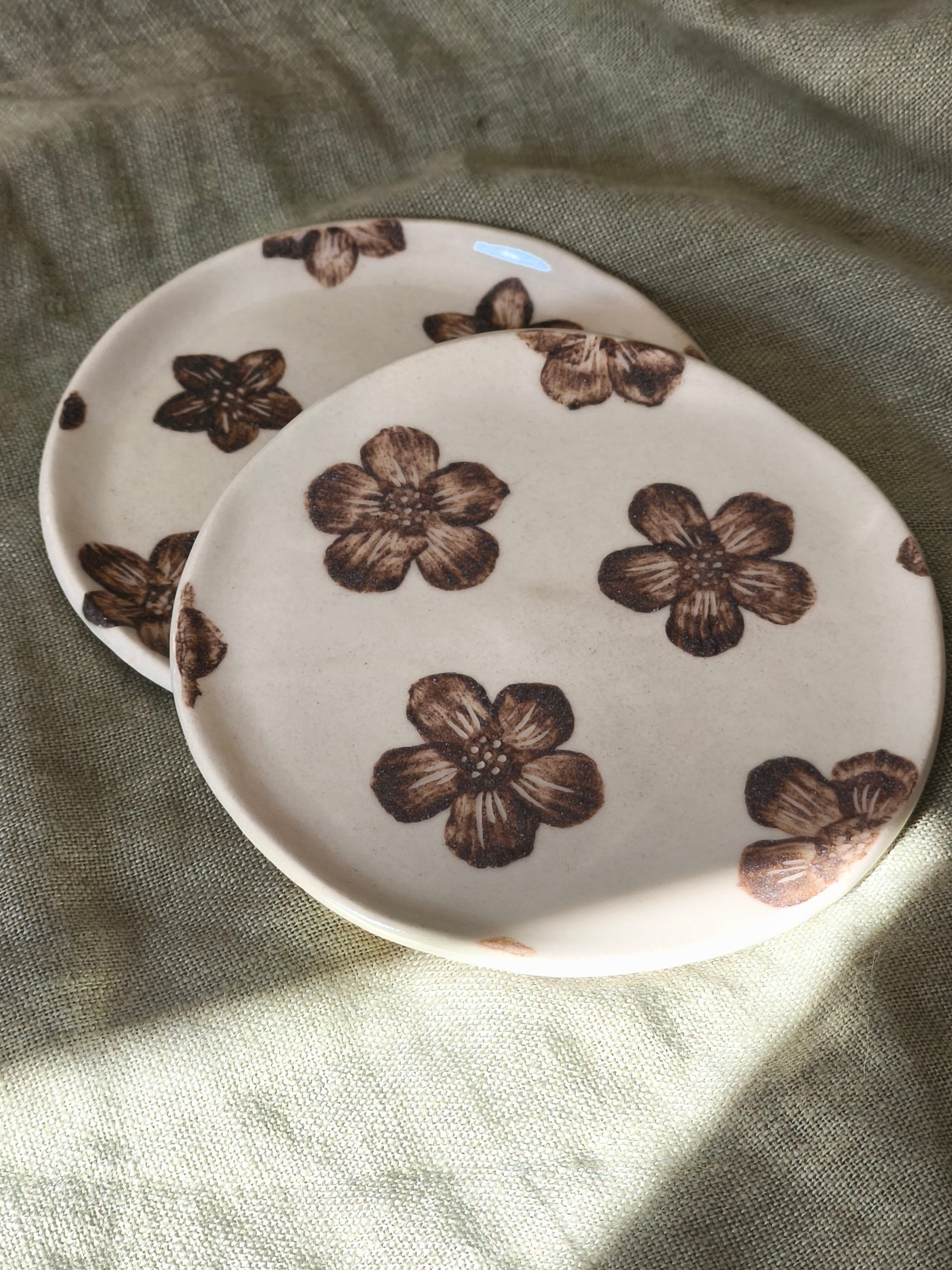 Petite assiette fleurs légèrement incurvée