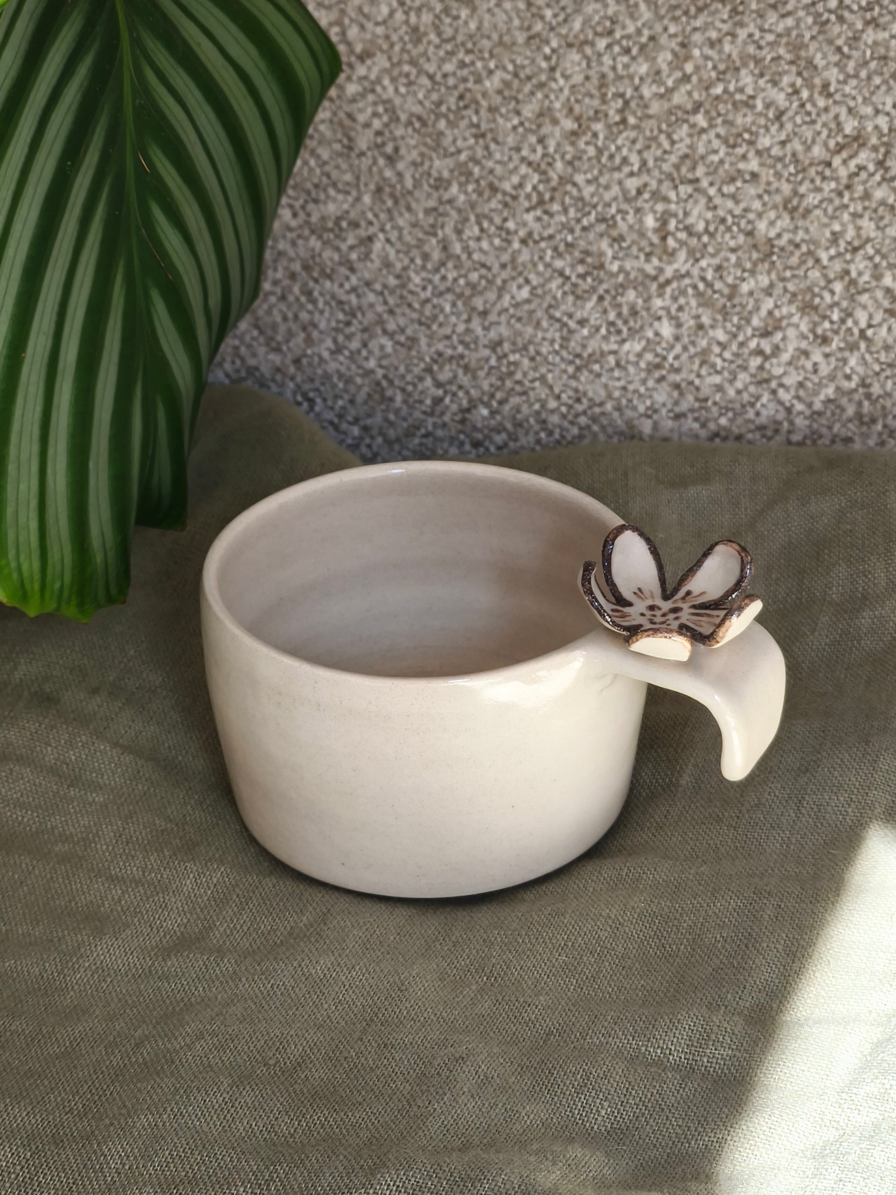 Tasse avec anse fleur (petit défaut)
