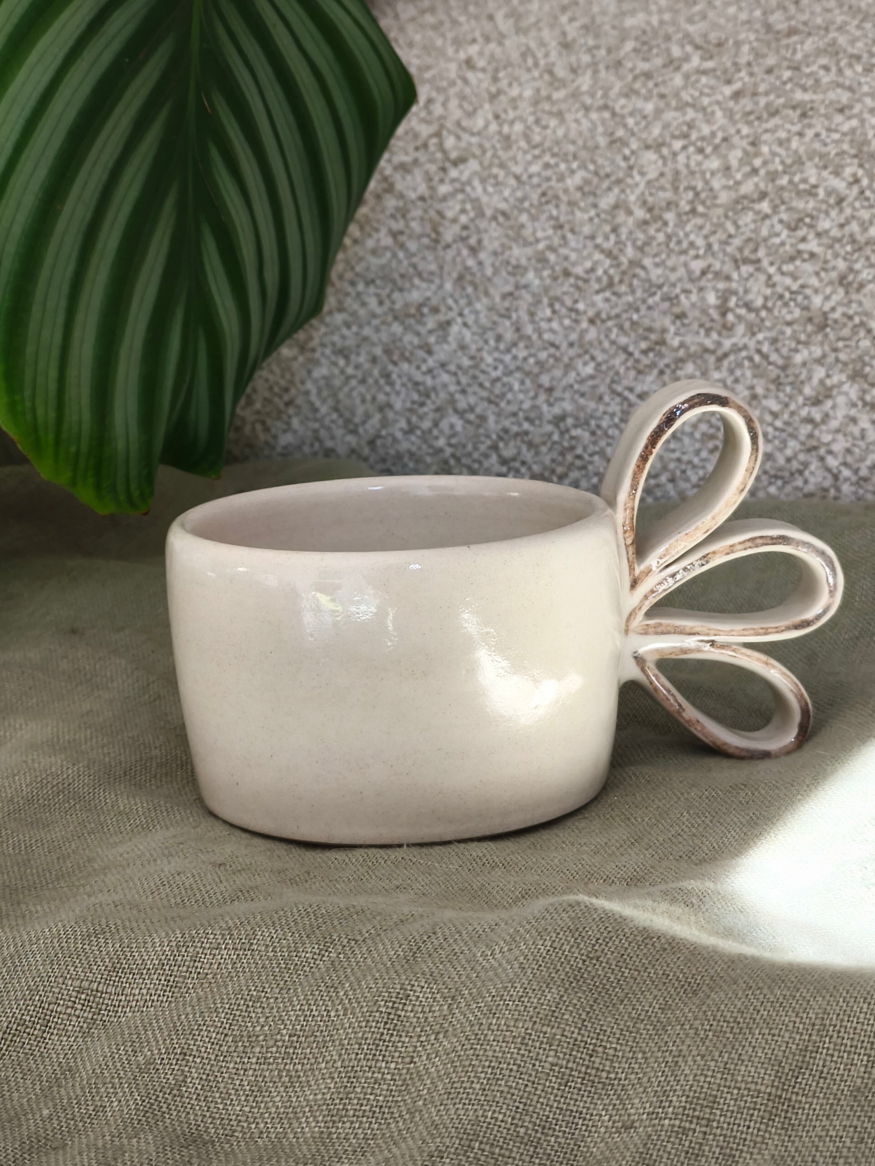 Tasse avec anse trois pétales