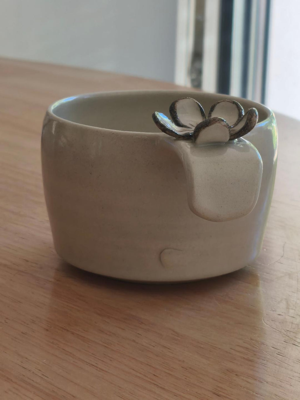 Tasse avec anse fleur (petit défaut)
